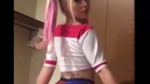 Harley Quinn shakes his big elastic booty twerk