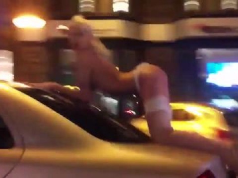 Стриптиз на багажнике едущей машины
