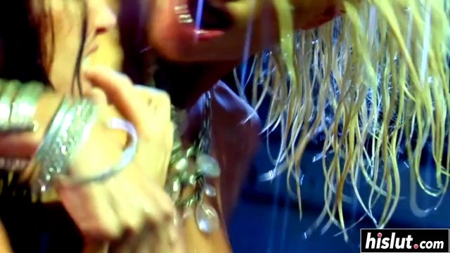 Amazing girls want to masturbate together