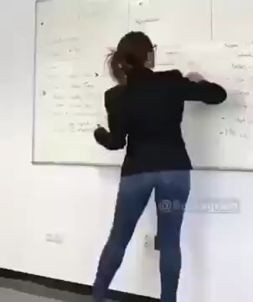 Profesora Culona Borrando la Pizarra