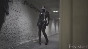 FetishLady Kitsch in Latex Catsuit and Gasmask in Public to Photoshoting