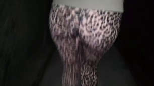 SEXY MAMACITA EN LEGGINS DE LEOPARDO