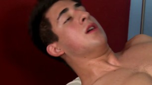 What a nasty masseur sucking huge cock of his client