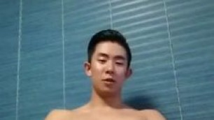 K 健身帥哥在健身房視訊噴精 3