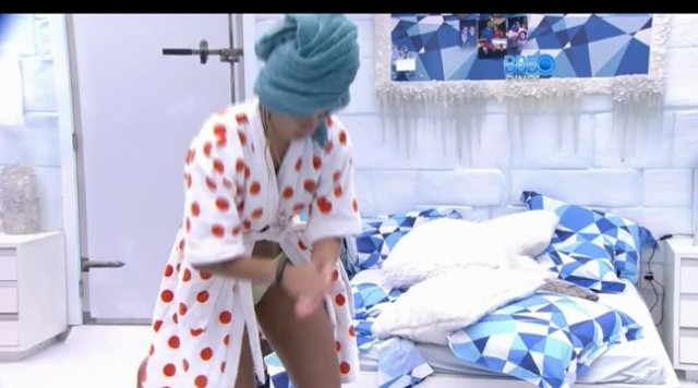 BBB14 Tatiele pagando peitinho