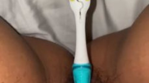 Fucking my Hairy Pussy with a Toothbrush
