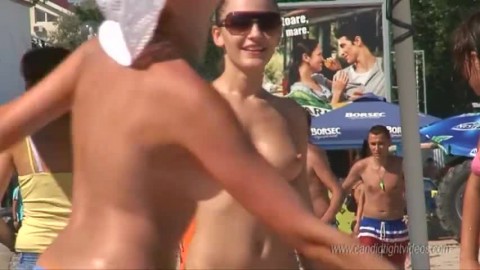 Randy beach voyur gets tits on video