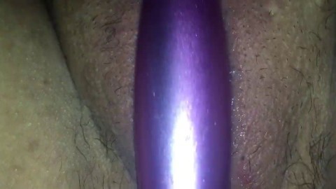 Fucking my pussy with a hairbrush