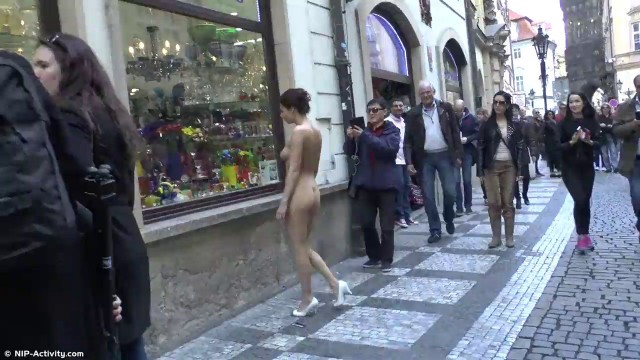 Nude in public, uploaded by esofes