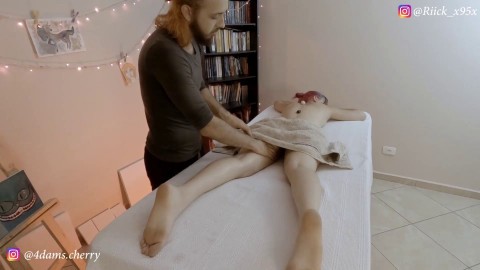 Ela Gozou na Massagem!! - Squirt - Brasileira Novinha Cherry Adams gozando na massagem e o plug anal enfiado no cu, depois engol
