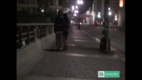 Novinha casada mostra seu corpo nas ruas de São Paulo ainda faz sexo na rua. ( Completo no xvideos red )