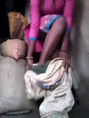 Desi Village married housewife show pussy in open