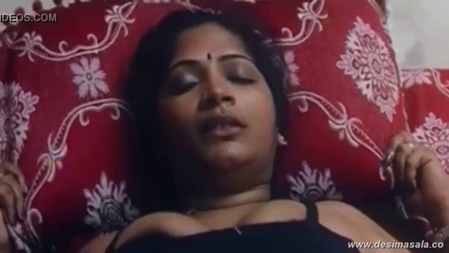 desimasala.co - Booby aunty boob press and navel play