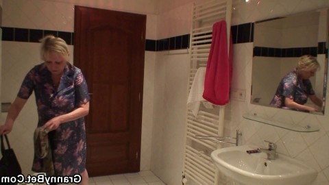 Blonde old granny is doggystyle fucked_2535887568