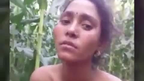 Tamil Desivdo - Desi girlfriend boyfriend boobs pressing outdoor DesiVdo.Com - The Best  Free Indian Porn Site, uploaded by Yanner