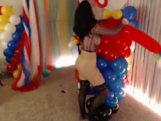 bellabrookz with clown balloon