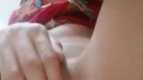Desi pink pussy hole show by a chubby hot Indian wife