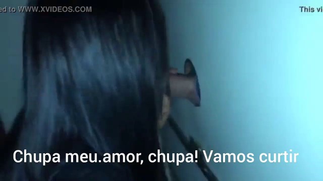 Wifehot, esposa chupando macho na casa de swing, gloryhole