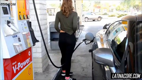 Beautiful Latina with perfect ass gets caught flashing in public - Latinacore.com