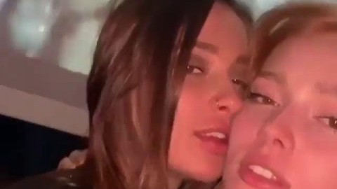 Vazou!! Bella Thorne parabenizando a formanda com beijo sensual