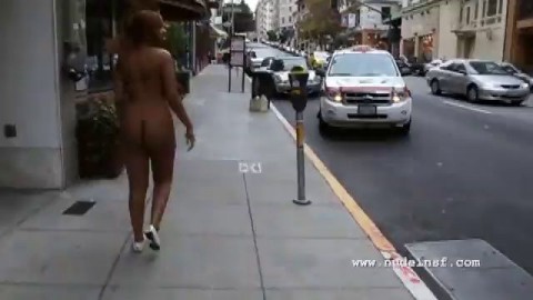 Nude in San Francisco: Hot black girl walks naked through crowded streets
