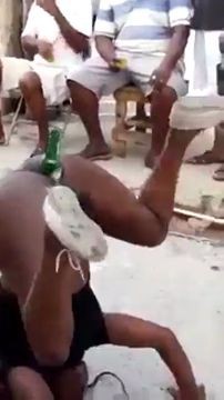 Africana dançando e piscando a buceta com uma garrafa de heineken dentro.