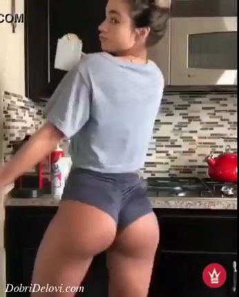 Sommer Ray making coffee on DobriDelovi.com