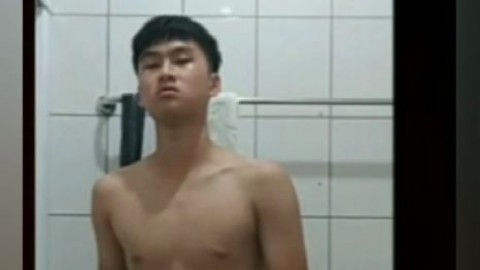 鮮肉弟弟打射後吃自己的精液