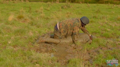 Lyndra_Lynn_Lara_croft_fucked_in_mud