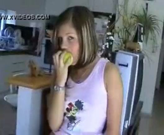 Emily18 eat apple with pink tong kawai