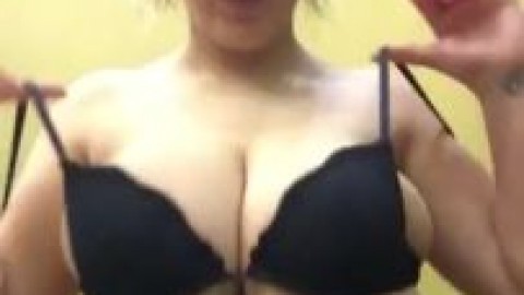 Erin Star expose her amazing boobs 1