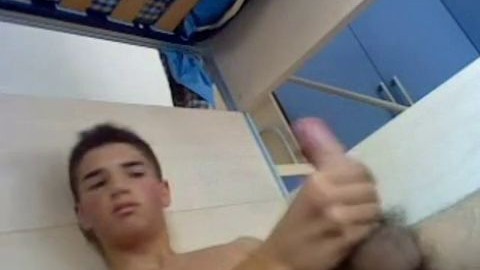 College boy wanks in his dorm room • Webcam Twinks