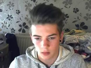 Cute teen boy wanks at internet cafe on Omegle • Webcam Twinks