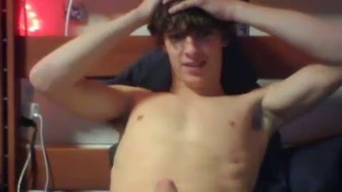 Cute young guy jerks off in college dorm • Webcam Twinks