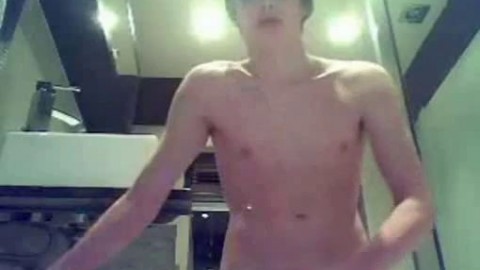 Gorgeous Teen Boy cums in the bathroom on webcam • Webcam Twinks