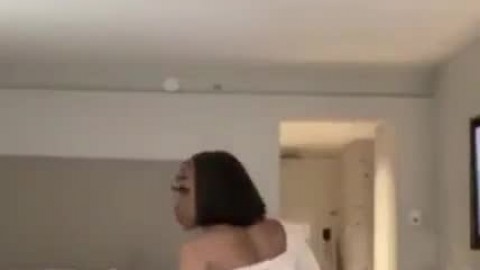 Slim thick ebony shaking her ass