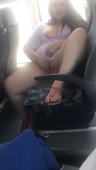 Mi mujer masturbandose en el transporte público