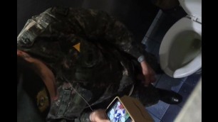 偷拍实录～韩国当兵弟弟躲在厕所打飞机！Korea soldier masturbate in toilet