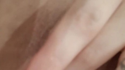 Mimi Boliviana toda melada se masturbando fazendo fisting vaginal e gozando squirt antes de dormir... os melhores vídeos em bol