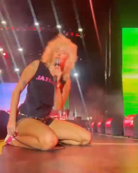 hot slut miley cyrus on stage