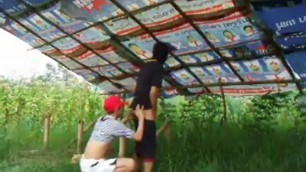 野外实录～泰国哥哥光天化日，躲在广告板下做正经事！Thai boy sex under the billboard !