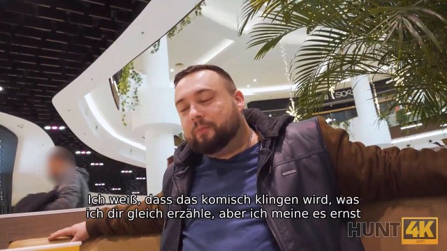 HUNT4K. Cuck bleibt in der öffentlichen Toilette und beobachtet GFs Sex mit Jäger