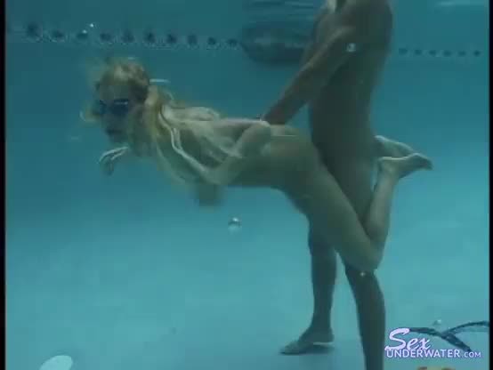 Taylor Lynn has Sex Underwater with her goggles