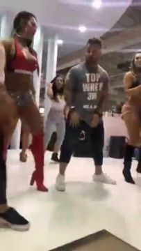 Gracyanne Barbosa Dança do Palco do Arnold Classic South America(2018) com Gostosas ao Som de MC WM - Fuleragem Os Africanos - 