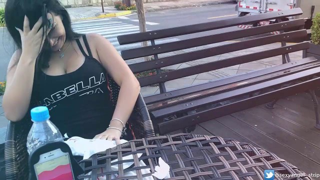 Safada Gozando em Publico com brinquedo interativo Public female orgasm interactive toy girl with remote vibe outside