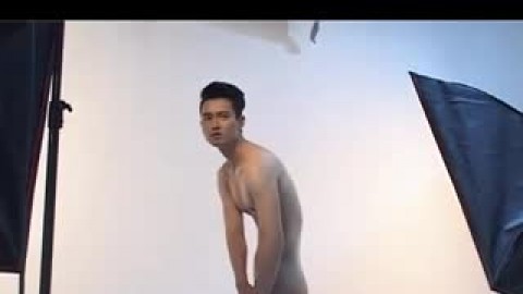 cute-naked-guy-posing
