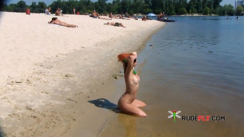 Breathtaking nude beach girl filmed with a hidden camera