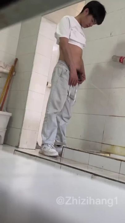 Male students are pissing in the toilet.