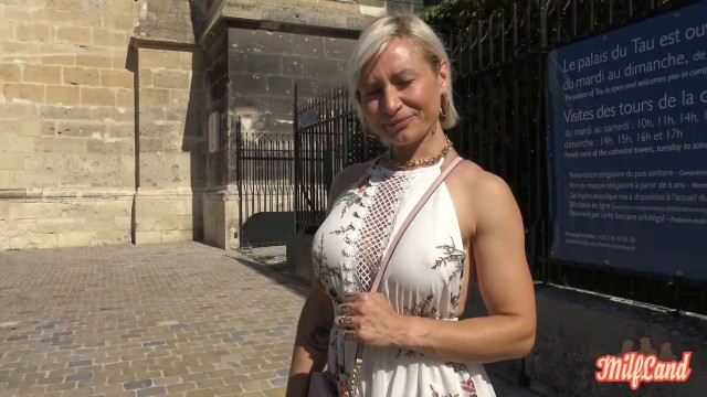 Kim, milf sexy, veut une jeune bite pour satisfaire ses envies part 1