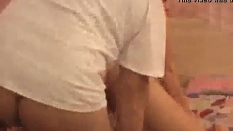 Teen shaking her ass